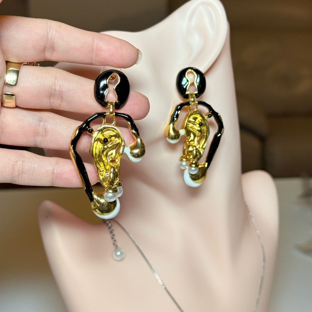 ⚜️ Elegant Gold and Black Earrings with Pearl Accents - Picture 7 of 12